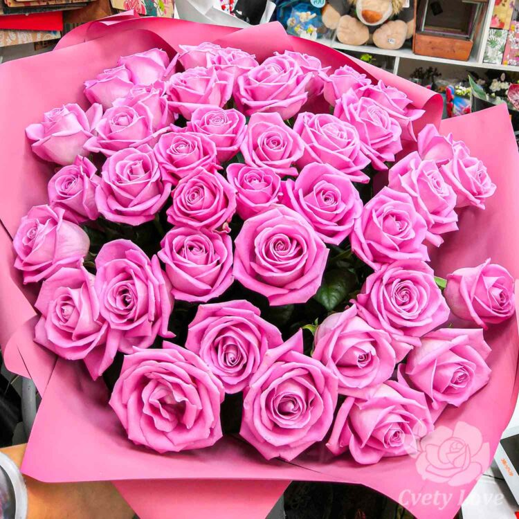 Букет из 39 розовых роз в крафте