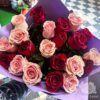 Букет из 21 красной и кремовой розы